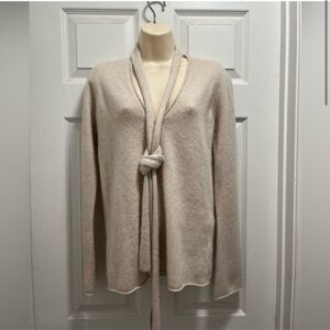 Zara Cashmere V-Neck Cream
Pullover with Matching Tie Detail - Small - EUC